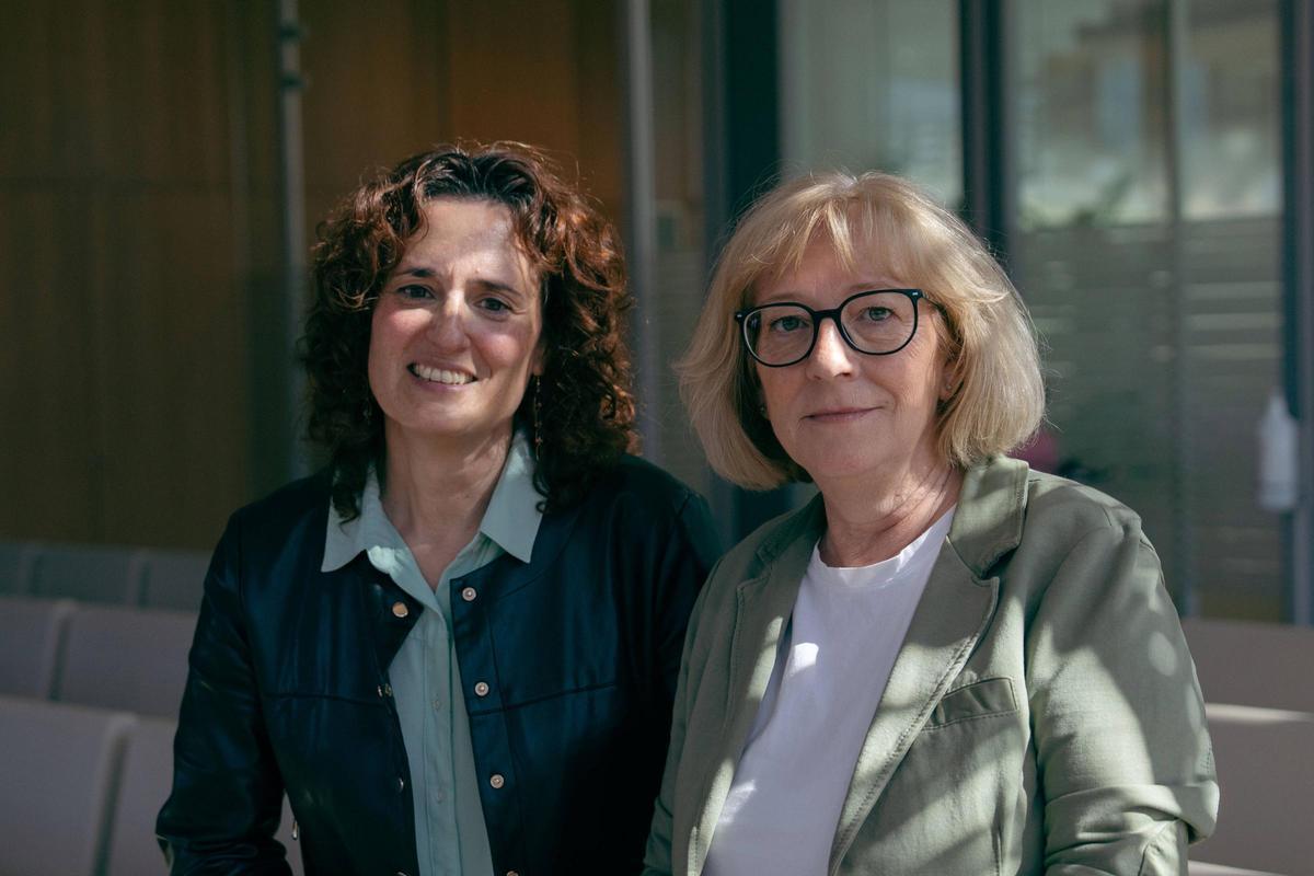 La presidenta de la federación de ERC en Barcelona y candidata a la reelección, Eva Baró, junto con su número dos, Lourdes Arrando..