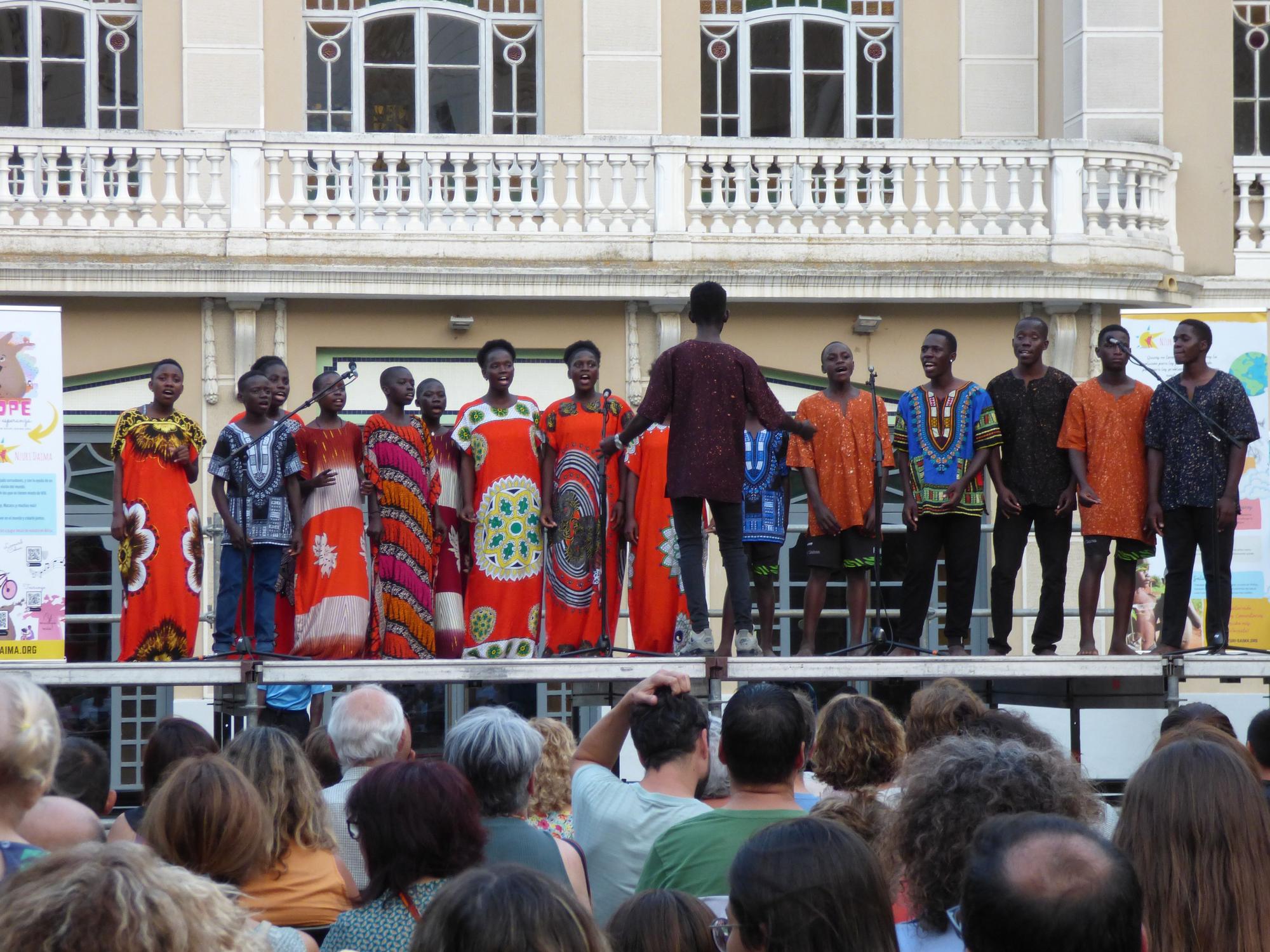 Actuació musical i circense de Nzuri Daima a Figueres