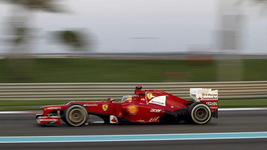 Alonso conduce su monoplaza en el circuito de Abu Dhabi.