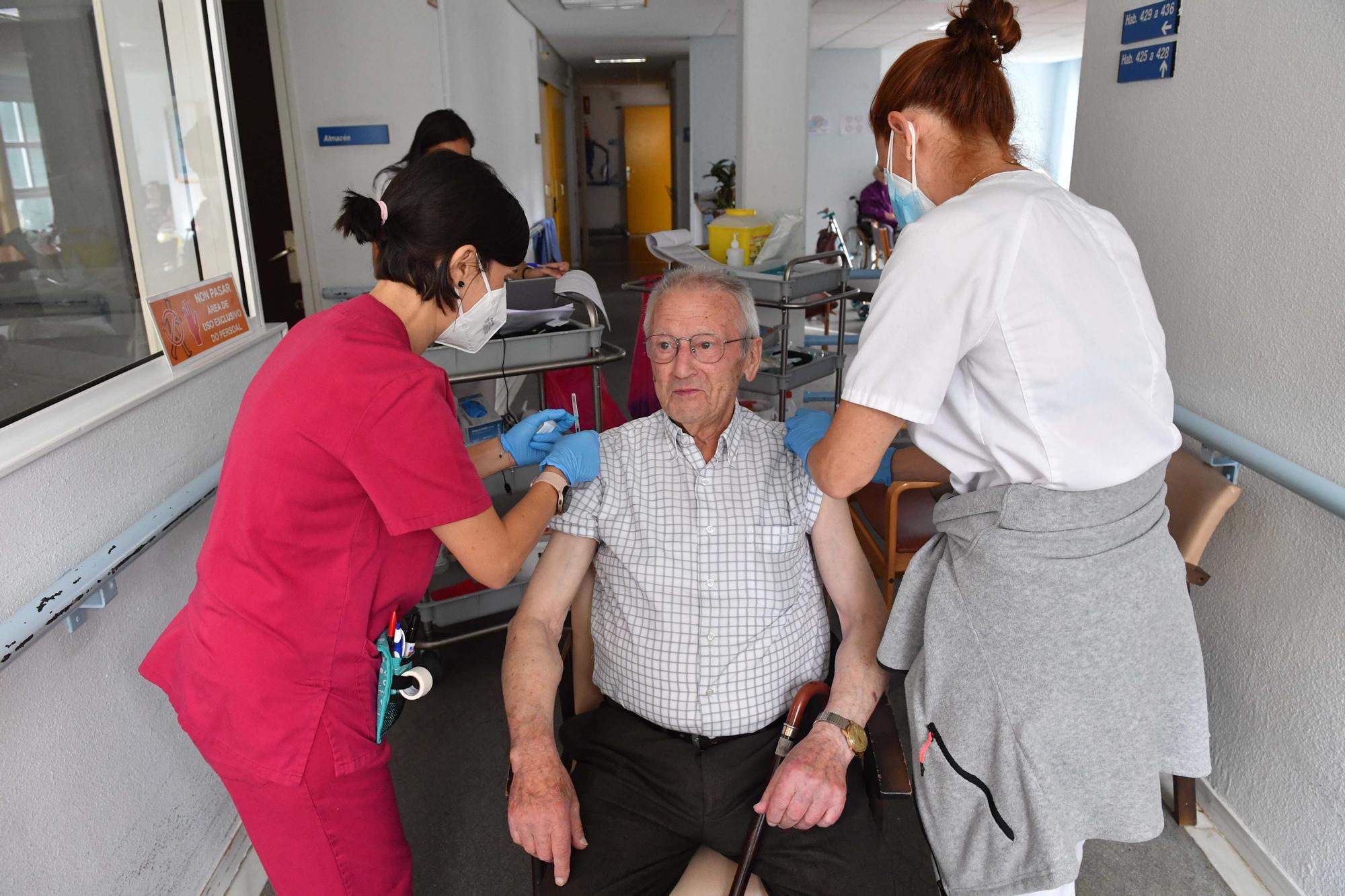 Cuarta dosis contra el COVID y vacuna de la gripe en residencias de mayores de A Coruña