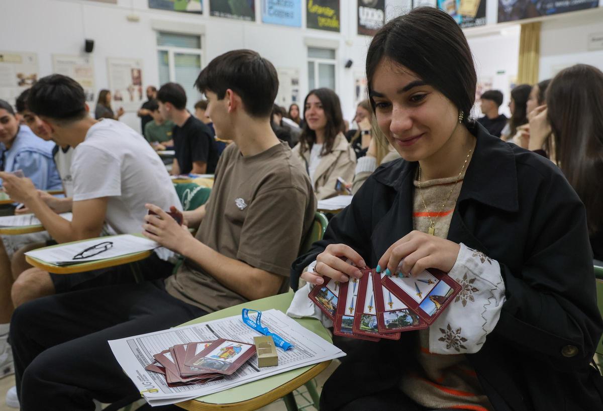 Una alumna muestra el obsequio entregado por el Concello de Cambados.