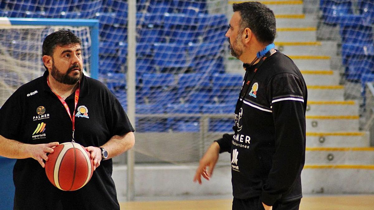 Los técnicos del Palmer Palma, Pau Tomàs y Álex Pérez, durante una sesión.