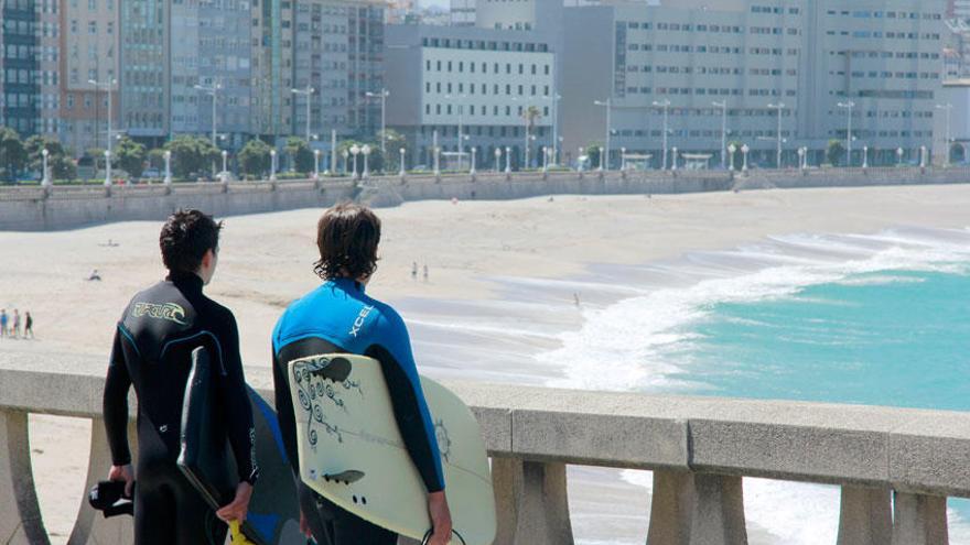 Surfistas en A Coruña.