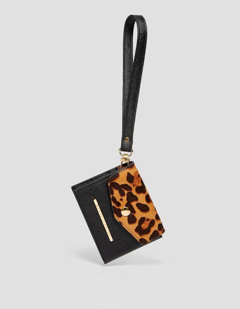 Tarjetero de leopardo de Stradivarius. (Precio: 5, 99 euros)