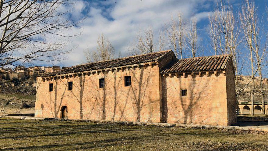 La ermita de Vera Cruz, con Maderuelo al fondo.