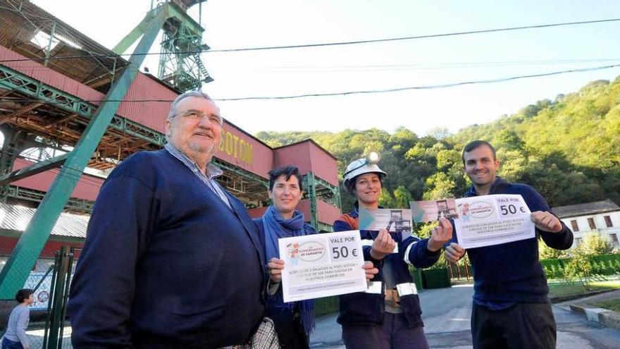 El presidente de Ecosam, a la izquierda, junto a los premiados.