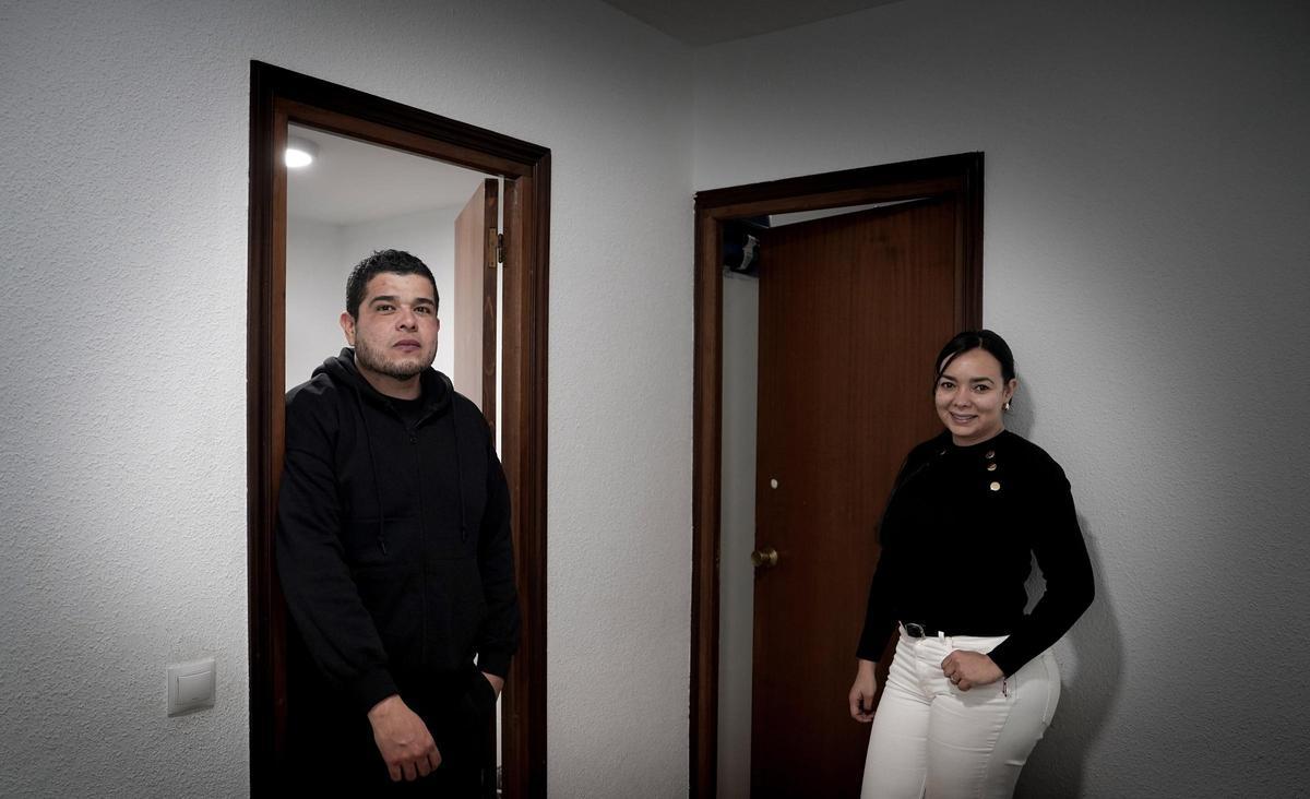 Evelyn y Johan, en el piso de Villa de Vallecas en el que viven en la actualidad.