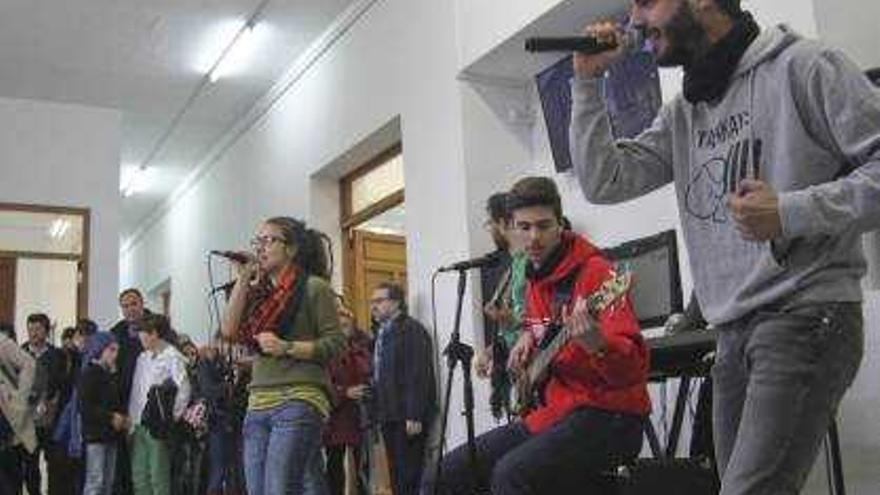 El grupo Tankats amenizó la inauguración del centro juvenil.