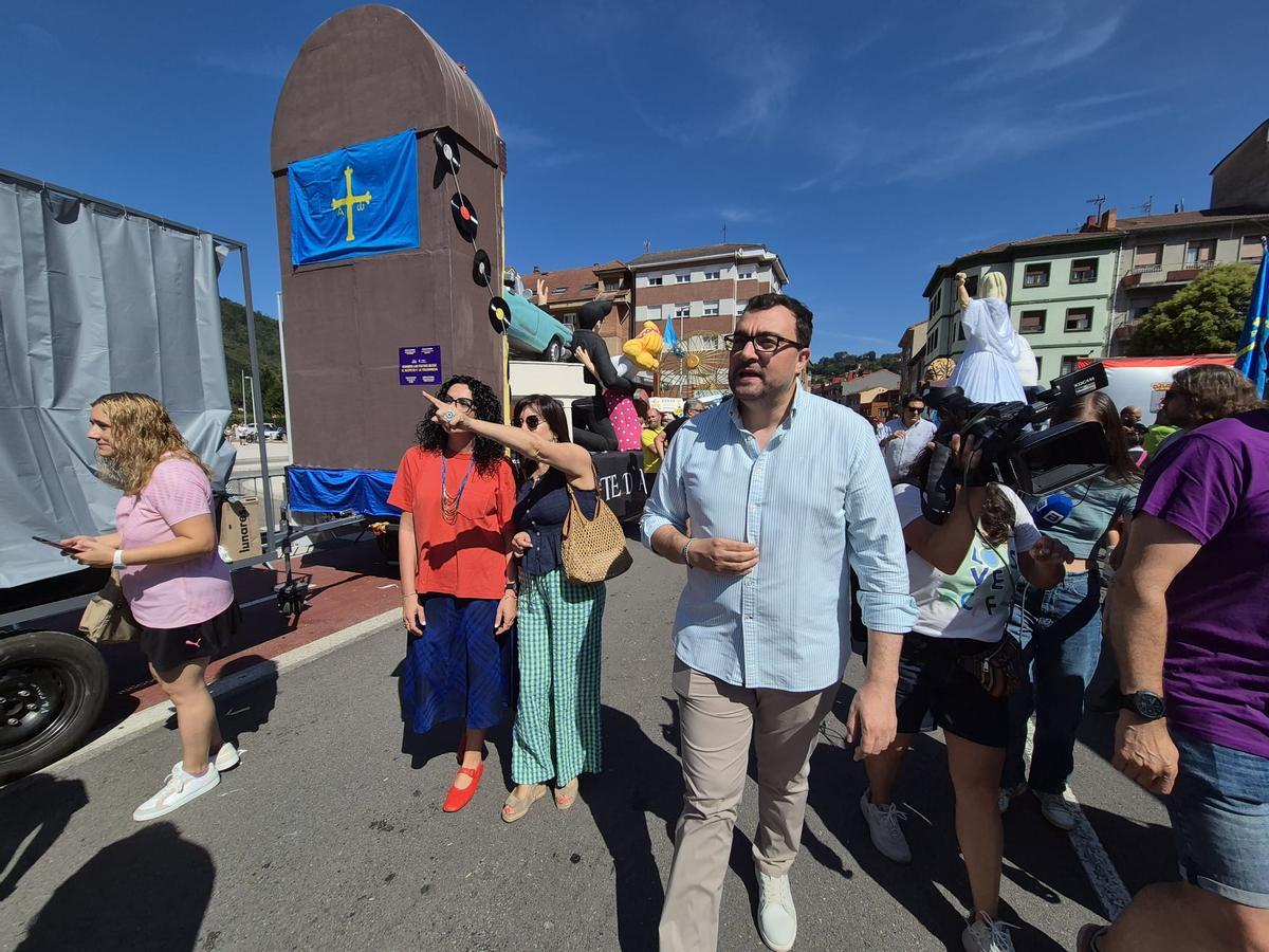 Adrián Barbón, esta mañana, en Pola de Laviana.