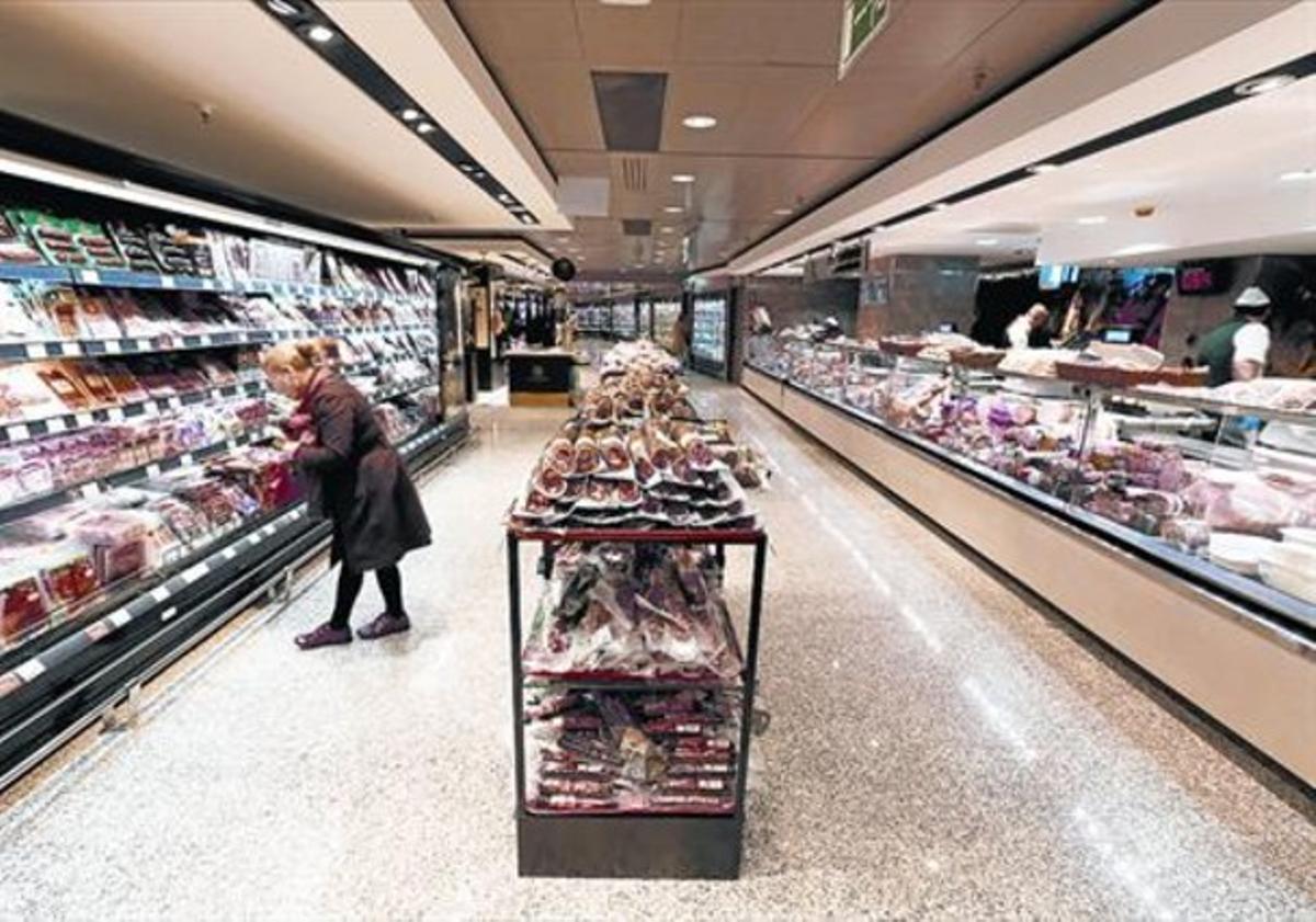 Aspecte de la zona d’embotits del nou supermercat d’El Corte Inglés de plaça de Catalunya.