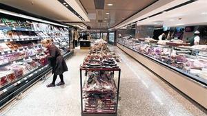 Aspecte de la zona d’embotits del nou supermercat d’El Corte Inglés de plaça de Catalunya.