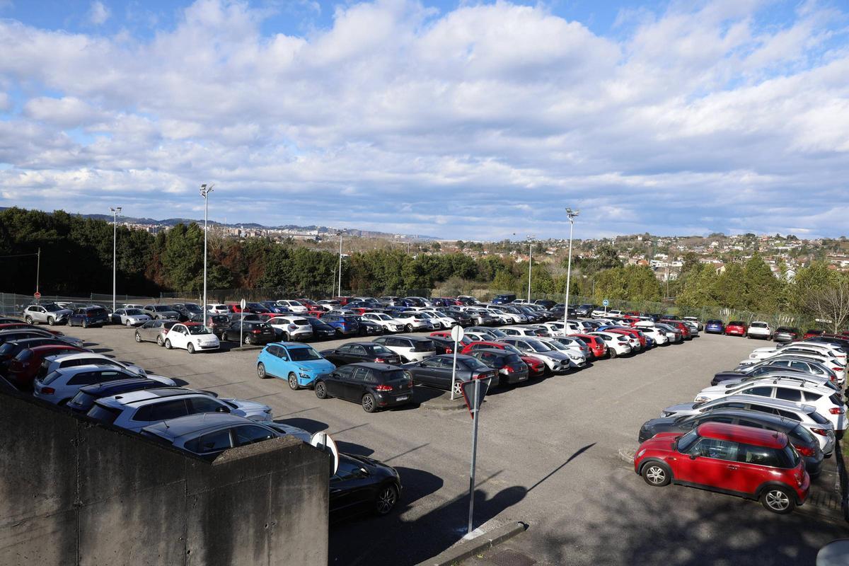 Así es la misión imposible de aparcar un día en el Hospital de Cabueñes de Gijón