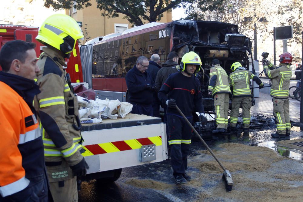 Un autobús de la EMT se incendia en Valencia