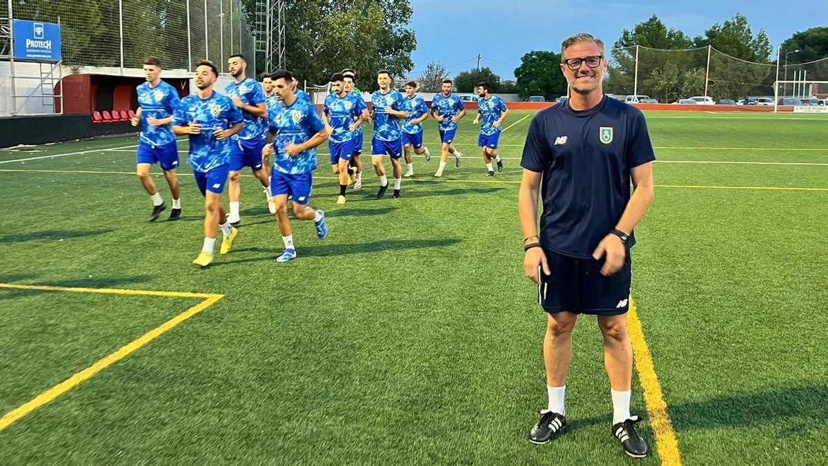 José Contreras posa en el campo de Can Valero, mientras sus jugadores inician el calentamiento