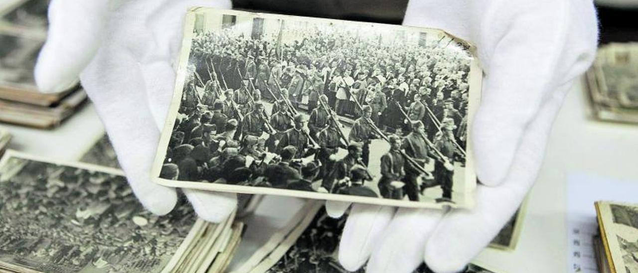 El desfile militar del entierro de Amadeo Balmes a su paso por la plaza de Santa Ana, una imagen de la colección inédita de fotos localizada en el Archivo Municipal de Arucas que reconstruye las horas previas al franquismo.  | (L) QUIQUE CURBELO