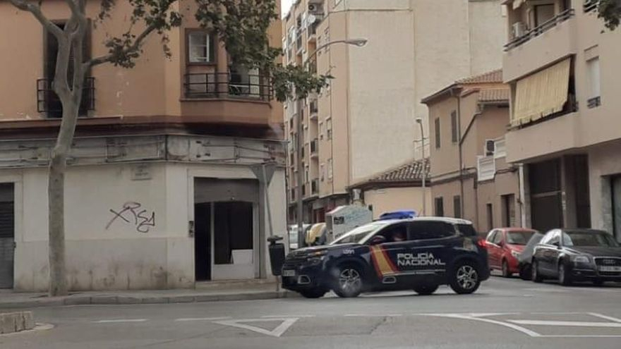 Un coche de Policía Nacional ante el edificio.