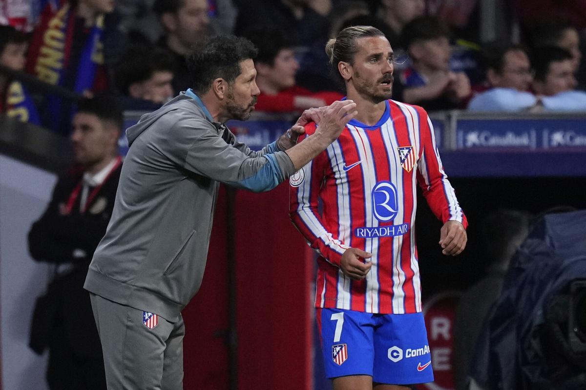 Simeone, hablando con Griezmann