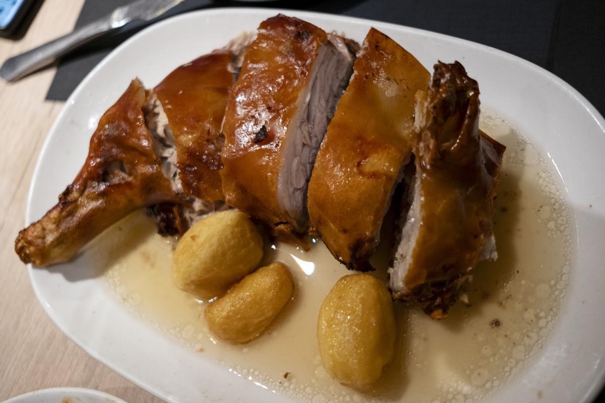 El cochinillo asado es típico de Segovia