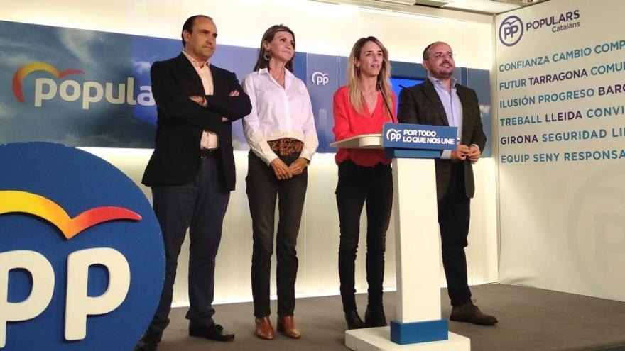 Daniel Serrano, a l&#039;esquerra, la nit electoral a la seu del PP