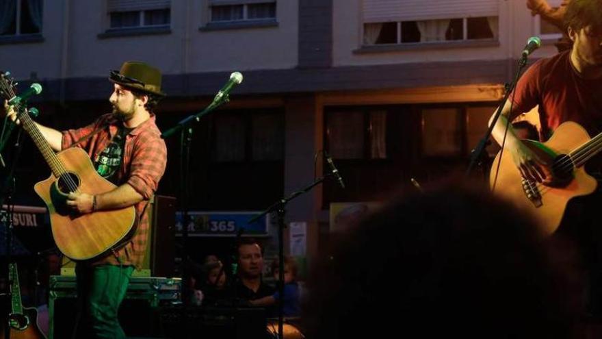 El &quot;Folixa Rock&quot; llena de música la plaza de La Ribera