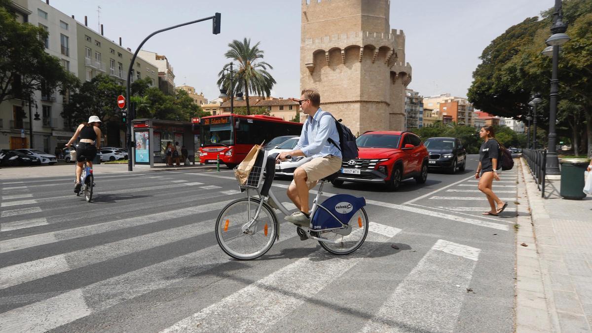 Usuarios de la bicicleta municipal junto a las Torres de Serranos
