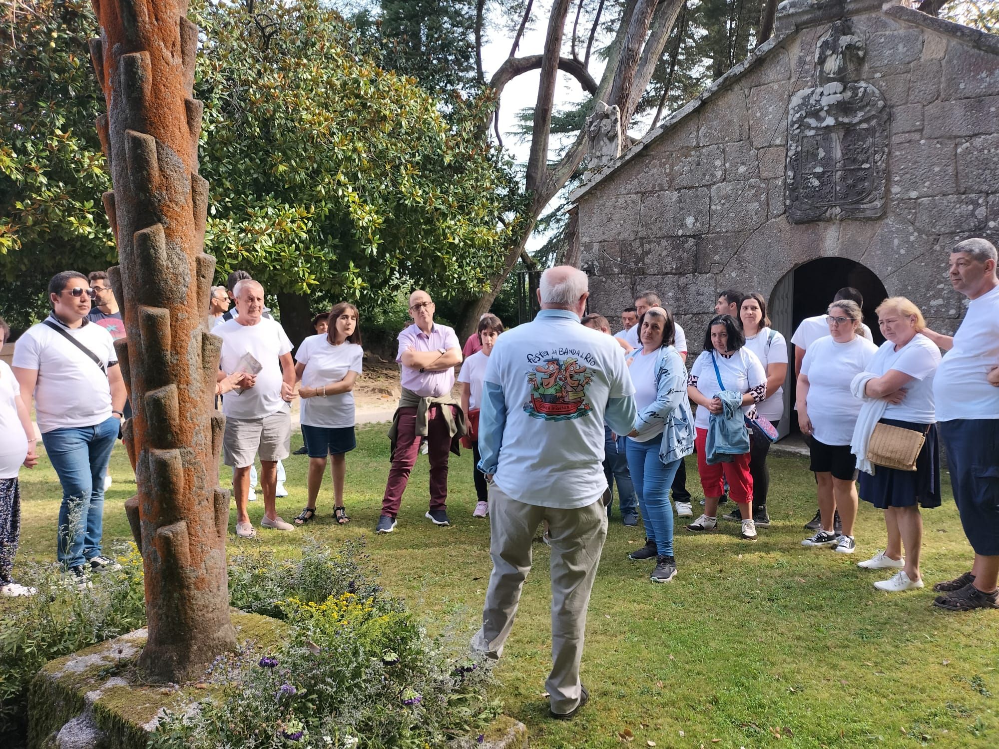 Visita de los usuarios de los centros de la Asociación Juan XXIII por las fiestas de Santa Ifigenia