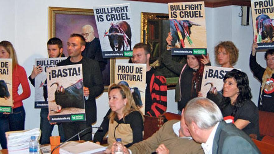 Los activistas en defensa de los animales exhibieron pancartas durante todo el debate.