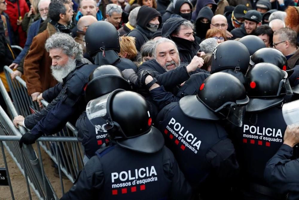 Protestes i tensió a l'exterior del Parlament de Catalunya