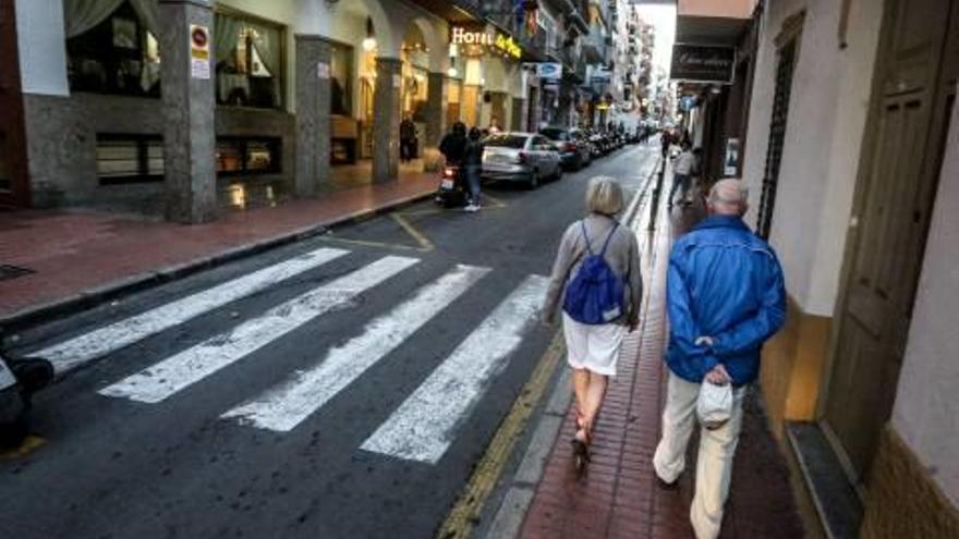 La estrechez de la acera es uno de los problemas que se dan en la calle.