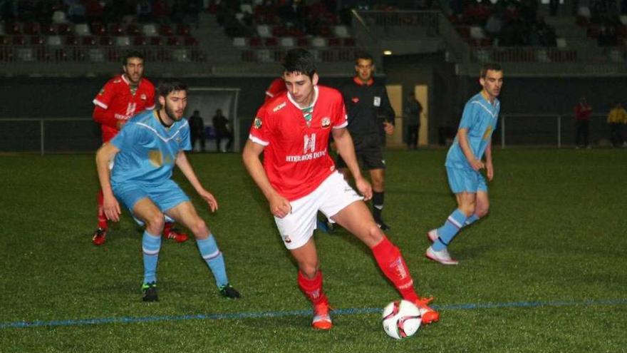 El lateral del Estradense David, en una jugada del partido disputado ayer. // Bernabé/Cris M.V.