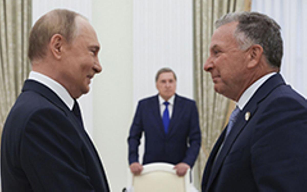 El president rus, Vladímir Putin, i l’empresari Steve Witkoff (dreta), enviat especial del líder nord-americà, Donald Trump, s’estrenyen la mà durant la seva reunió a Moscou del 6 d’agost passat.   | GAVRIIL GRIGOROV / AP