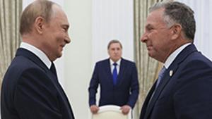El president rus, Vladímir Putin, i l’empresari Steve Witkoff (dreta), enviat especial del líder nord-americà, Donald Trump, s’estrenyen la mà durant la seva reunió a Moscou del 6 d’agost passat.   | GAVRIIL GRIGOROV / AP