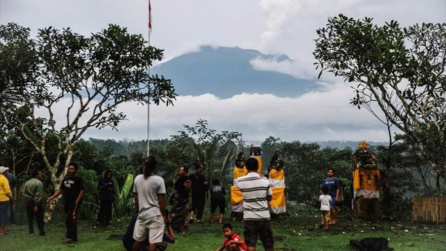 Un volcán de Bali arroja una nube de ceniza a 4.000 metros