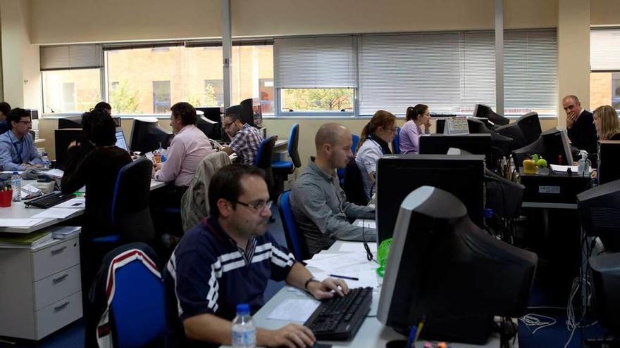 Trabajadores del centro de Capgemini en Valnalón, en una imagen de archivo.