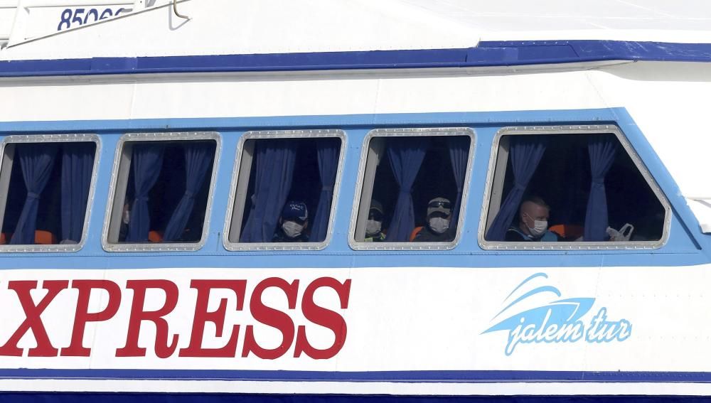 Un ferri griego con refugiados a bordo proveniente de la isla de Lesbos a su llegada a Turquía