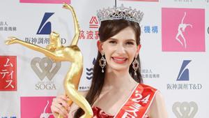 Karolina Shiino, el pasado 22 de enero, con el trofeo de Miss Japón, en Tokio.