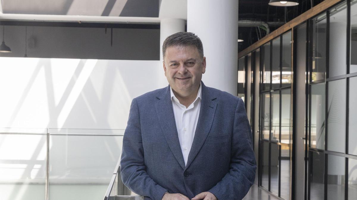Santiago Carbó, economista: «Alicante puede competir perfectamente en la misma liga que Málaga»