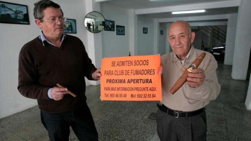 Los impulsores del club de fumadores de Elche han colocado carteles por la zona invitando a las personas interesadas.