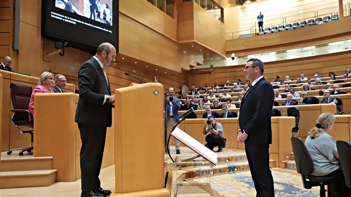 Rafael Guia acata la Constitución en el Pleno del Senado.