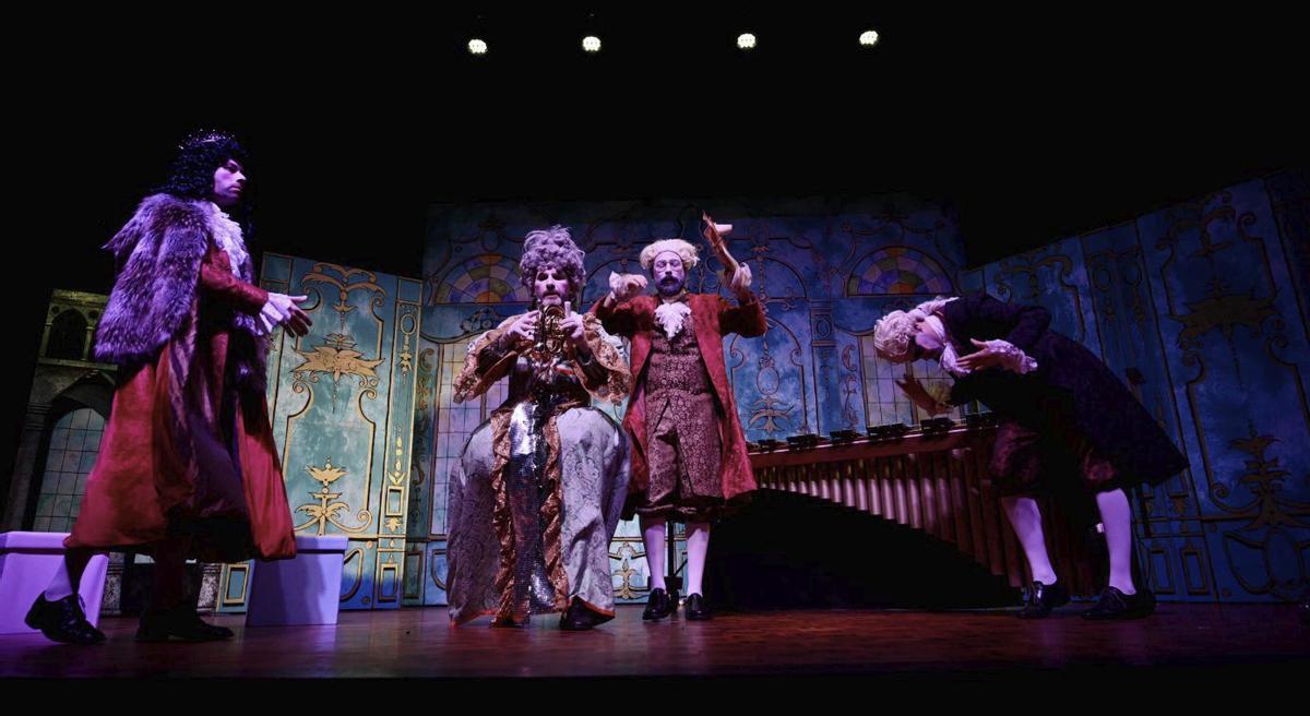 Los actores sobre el escenario, ambientado al puro estilo barroco.