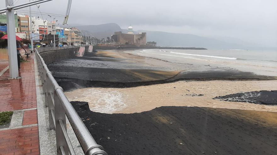 Caída de árboles y desprendimientos en más de cien incidentes durante la noche por las lluvias en Canarias