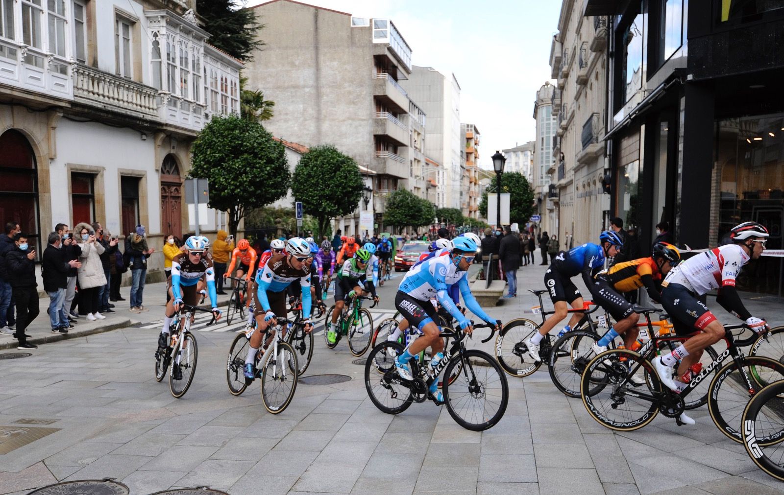 La serpiente multicolor de la Vuelta a España, a su paso por Galicia