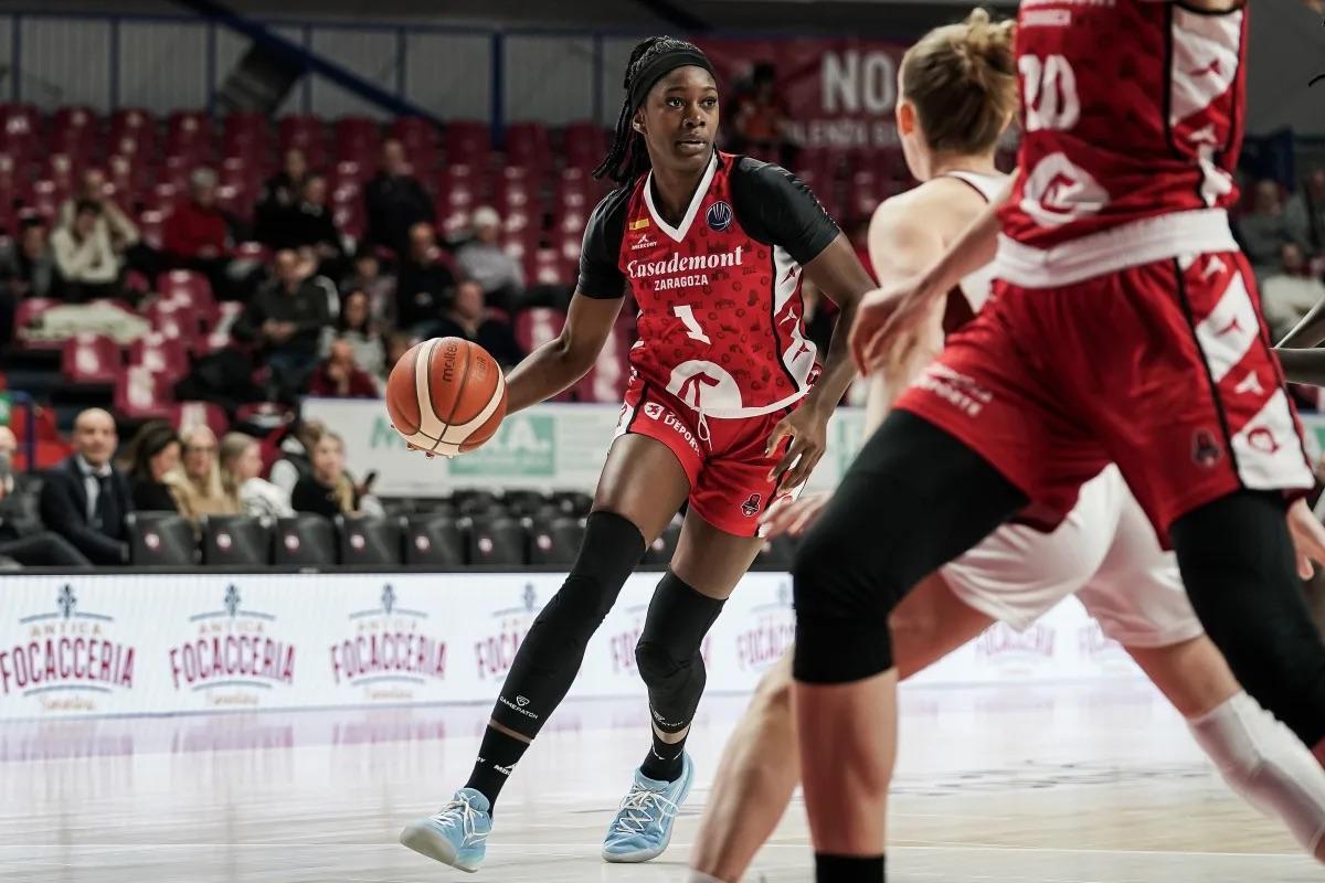 Marie Mané, nueva jugadora del Hozono Global Jairis, en un partido la pasada temporada con el Casademont Zaragoza