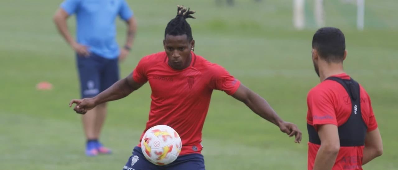 Cedric Teguia, durante una sesión de trabajo en la Ciudad Deportiva.