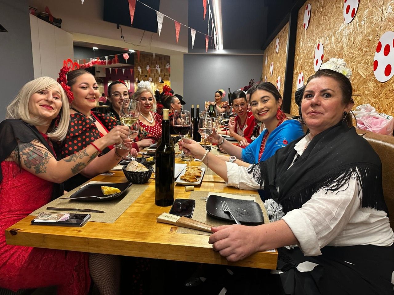 Asistentes a la fiesta de carnaval en el restaurante O 48 da Platería.