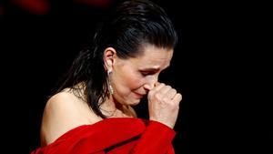 Juliette Binoche reacciona mientras pronuncia un discurso ante la actriz Meryl Streep, antes de recibir la Palma de Oro de Honor, durante la ceremonia de inauguración y la proyección de la película Le deuxieme act (El segundo acto) Fuera de competición en el 77º Festival de Cine de Cannes en Cannes.