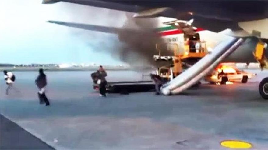 Aparatoso incendio en un avión en Canadá