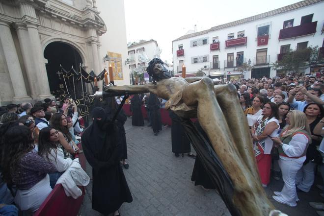 La Hermandad del Vía Crucis a su salida de la iglesia de la Trinidad