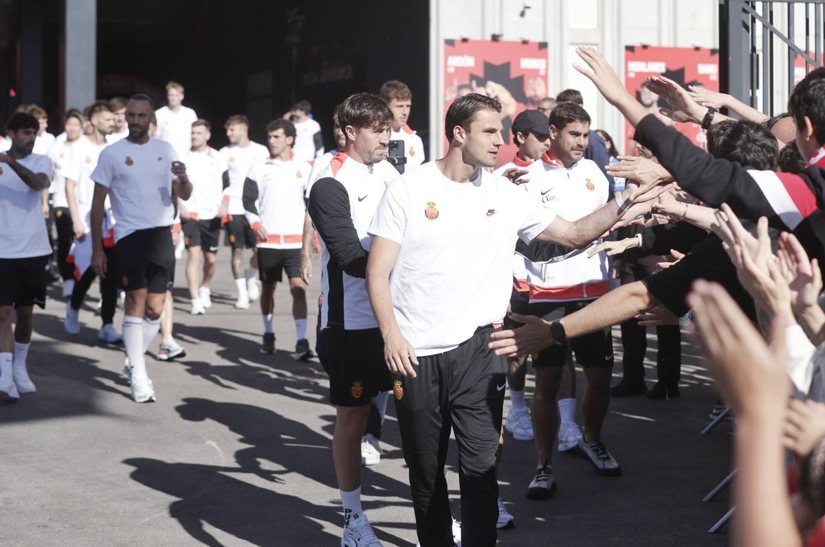 Los aficionados del Mallorca despiden con cánticos al equipo en su salida hacia Valencia