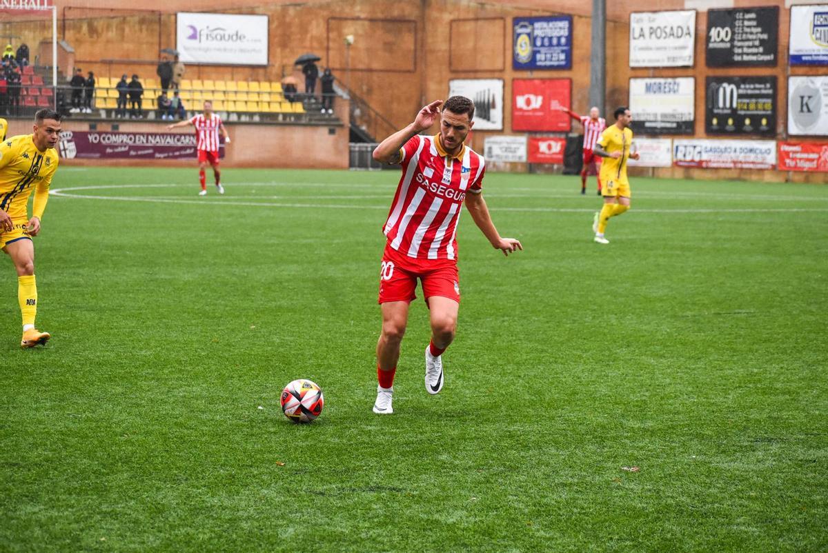 Agus Alonso con la camiseta del Navalcarnero